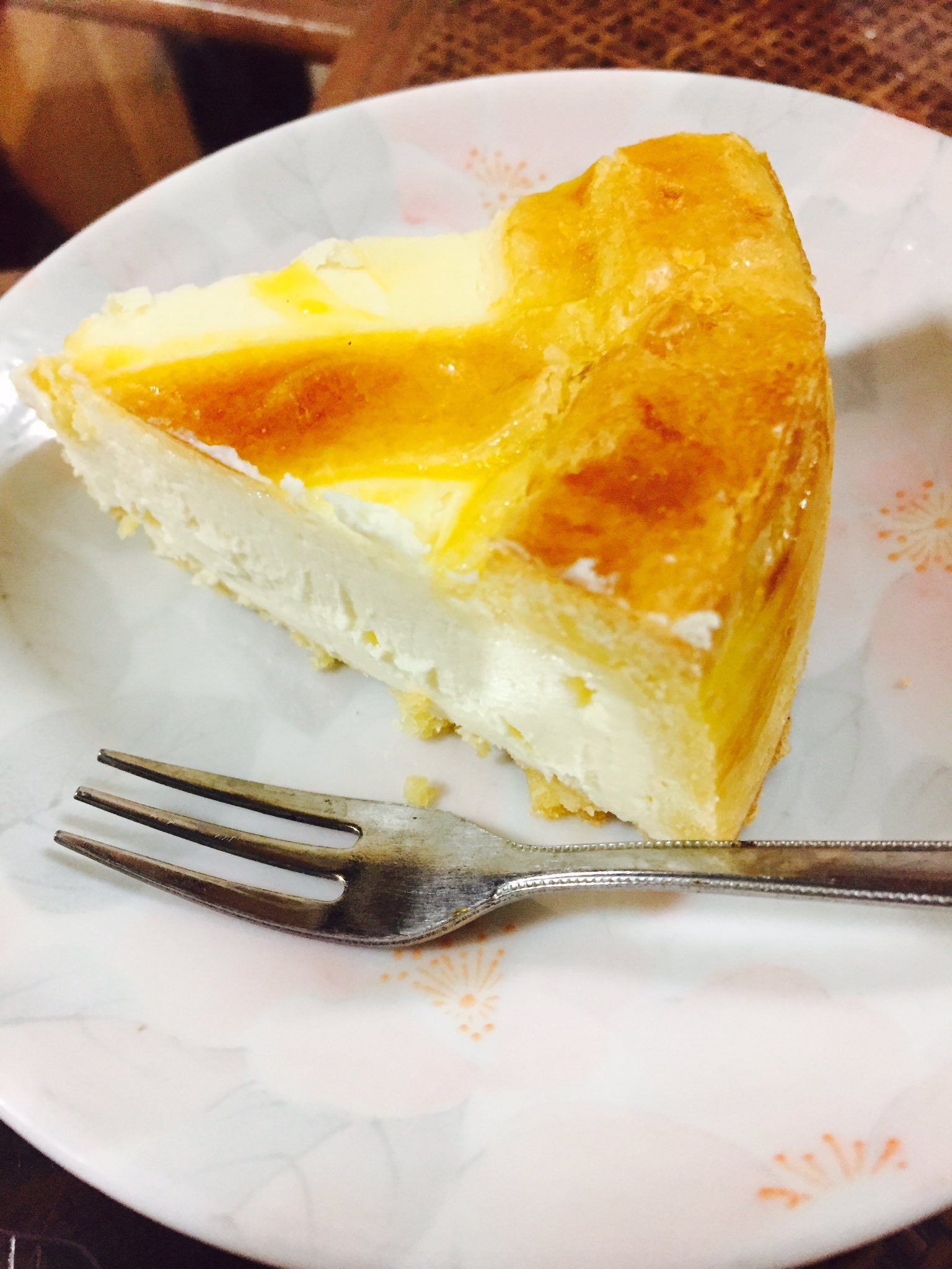 Nielsen堀内 岩手県ロシア料理のお店 トロイカ のベイクドチーズケーキ でティータイム Twitterや雑誌で紹介されて居たチーズケーキです 歯応えの有るパイ生地とトロッとした濃厚なチーズ部分が絶妙でした チーズケーキ T Co Rtue0qejgg