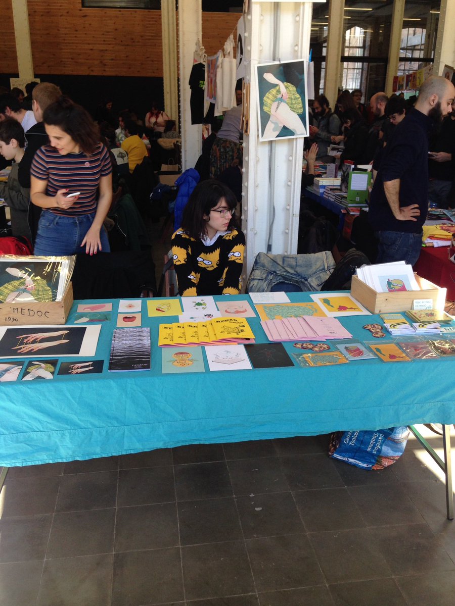 adara_sanchez's tweet image. Venid al @Grafcomic a comprarnos cosis a @maltieri y a mí para que podamos seguir comprando cervezas.