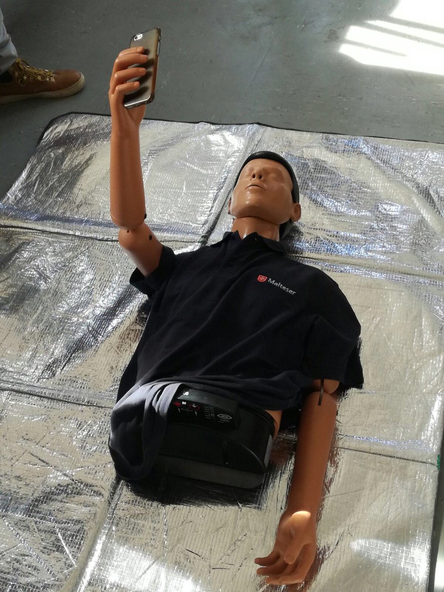 Reanimation erfolgreich! Lebenswichtige Funktion "Selfie machen" wieder aktiv. 2. #Erstehilfekurs im #THW mit unseren #Maltis und 43 Helfern