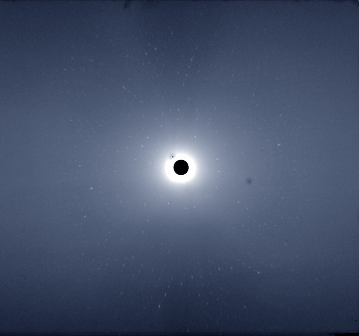 Matthew Blakeley (@drmpblakeley) on Twitter photo Neutron Laue diffraction from a perdeuterated crystal of ascorbate peroxidase at 100K <a href="/ILLGrenoble/">Institut Laue-Langevin</a> @drpetermoody @Hanna825 Neutron Laue diffraction from a perdeuterated crystal of ascorbate peroxidase at 100K <a href="/ILLGrenoble/">Institut Laue-Langevin</a> @drpetermoody @Hanna825