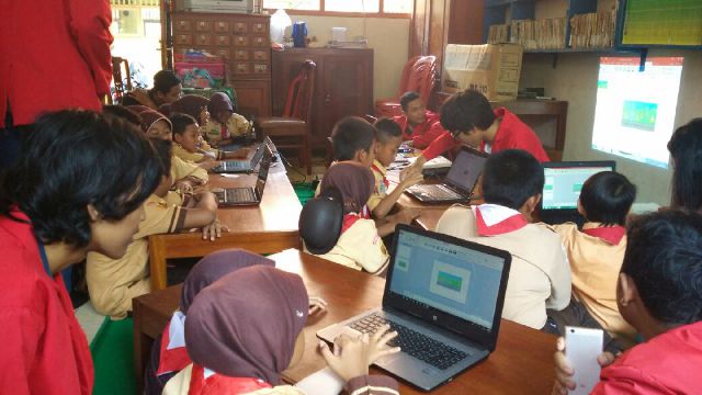 internetclub_id's tweet photo. Partisipasi adek-adek SD pendrikan lor 1 saat Broadband Learning Centre siang tadi 😊 #ICblc https://t.co/066WFujepI