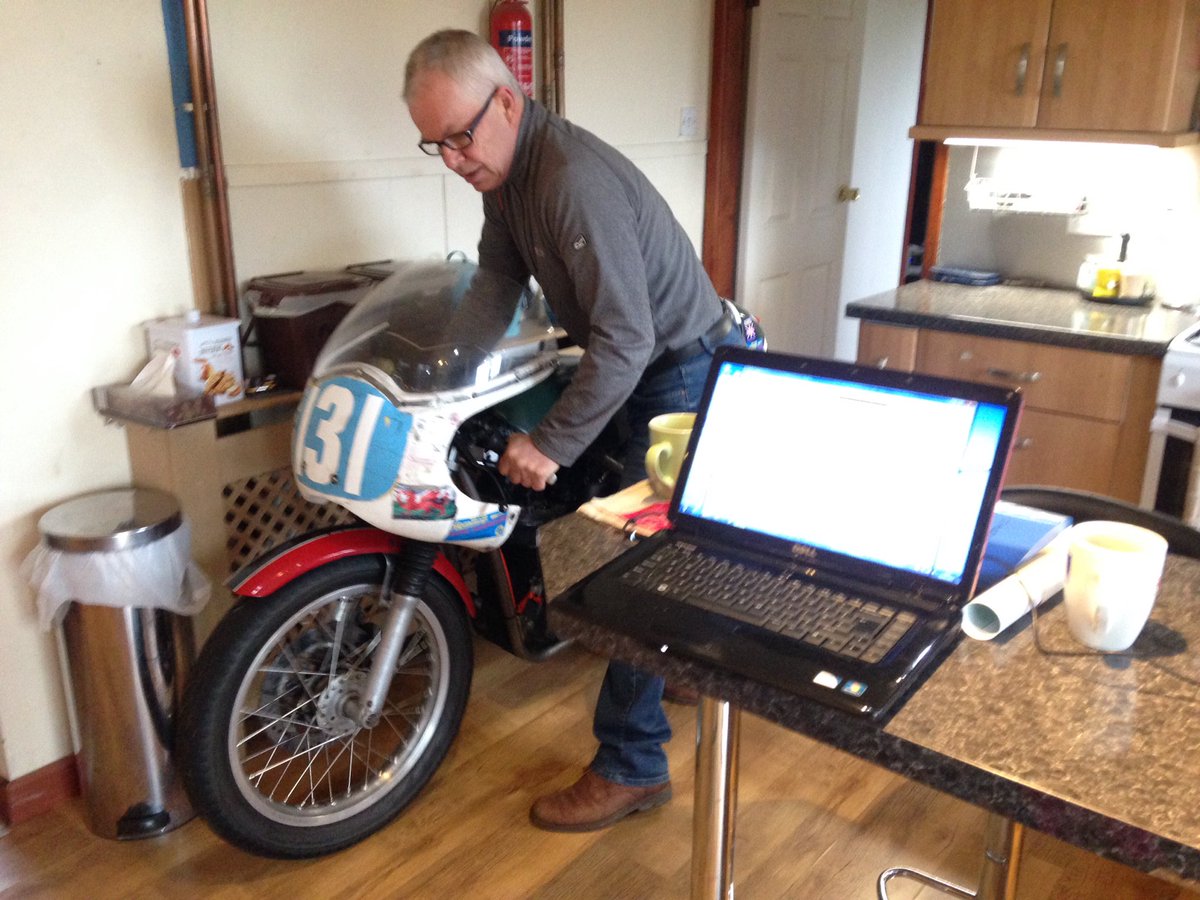 HefynOwen's tweet photo. When you can't be bothered to take the laptop to the bike.... #ignitiontiming #ignitech https://t.co/7QMPfDv1Sb