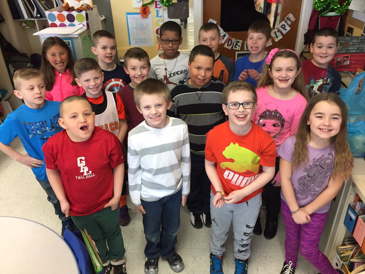 3GrdExplorers's tweet photo. Students focused on the writing yesterday for #ifyoulearnedhere pages. Very proud how Ss worked together to finish! https://t.co/eHX6coEu2j