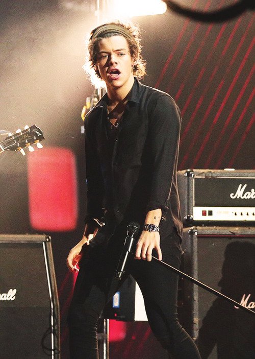 stateofkissy's tweet image. @Harry_Styles bring this look back for your first solo performance