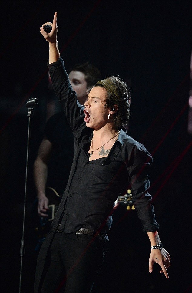 stateofkissy's tweet image. @Harry_Styles bring this look back for your first solo performance