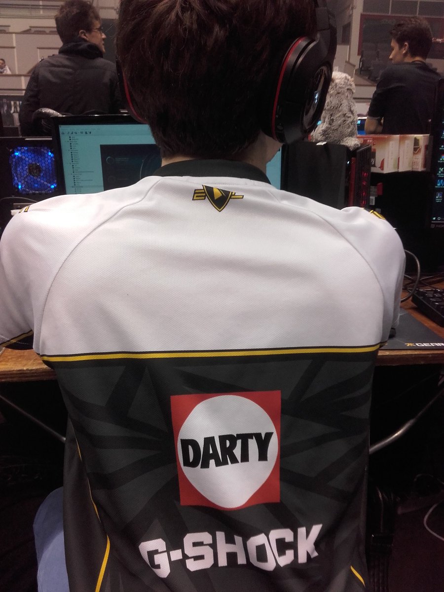 Ecorp_gaming's tweet image. #LES10 Soutenez notre équipe pendant la @LyoneSport avec le #GTLWIN

+ RT &amp;amp; Follow pour gagner le maillot Ecorp ✌

Tirage demain 14h 😚