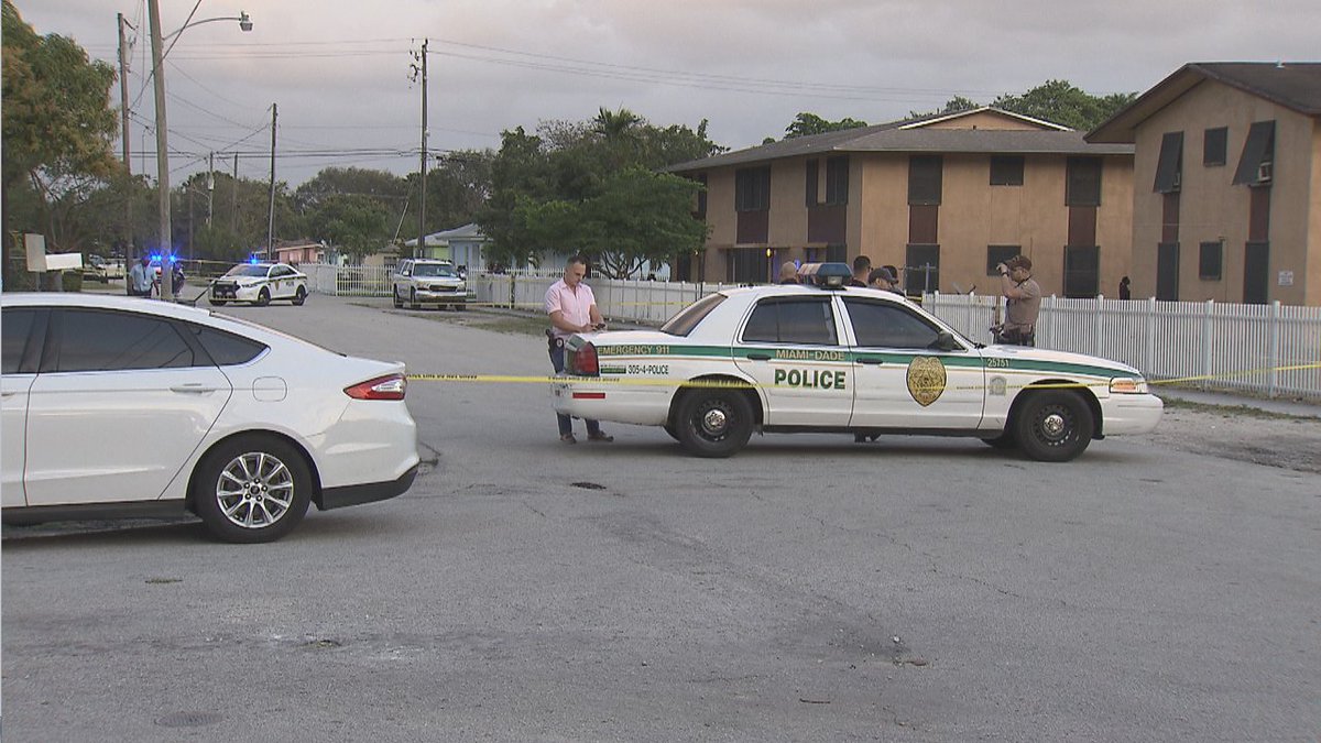 SEARCH FOR A SHOOTER: Two hospitalized following drive-by shooting near Gladeview Park bit.ly/2mQpsbO https://t.co/J2MPCqbu5m