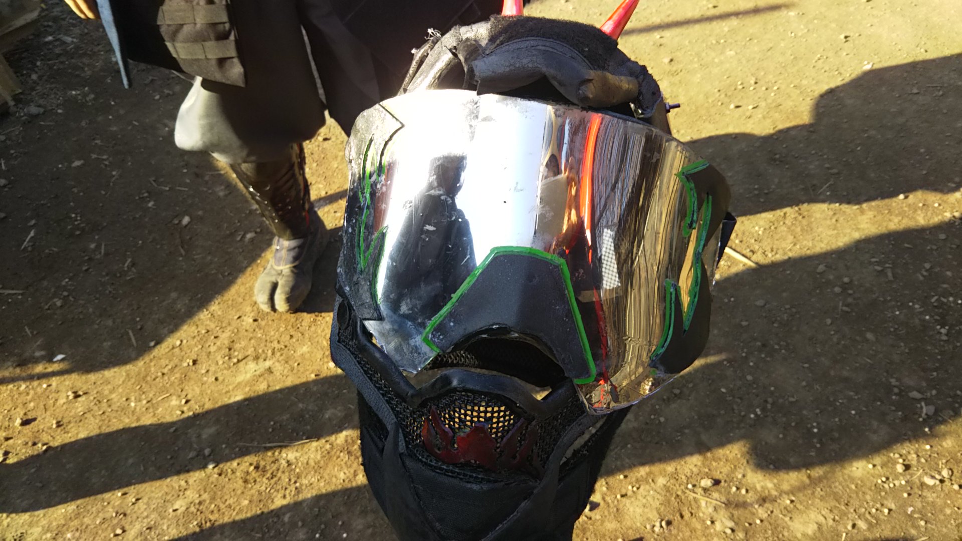 へたどく 金麦さんのゴーグル用シールドも高度な発想と技術力の賜物でした 普通のメッシュのゴーグルのメッシュを外し ポリカ板をヒーターで曲げて 車用のマジックミラーフィルムを貼り付ける これは凄い 格好良いゴーグル作り放題やないけ 流石社長 へたどく 金麦さんのゴーグル用シールドも高度な発想と技術力の賜物でした 普通のメッシュのゴーグルのメッシュを外し ポリカ板をヒーターで曲げて 車用のマジックミラーフィルムを貼り付ける これは凄い 格好良いゴーグル作り放題やないけ 流石社長