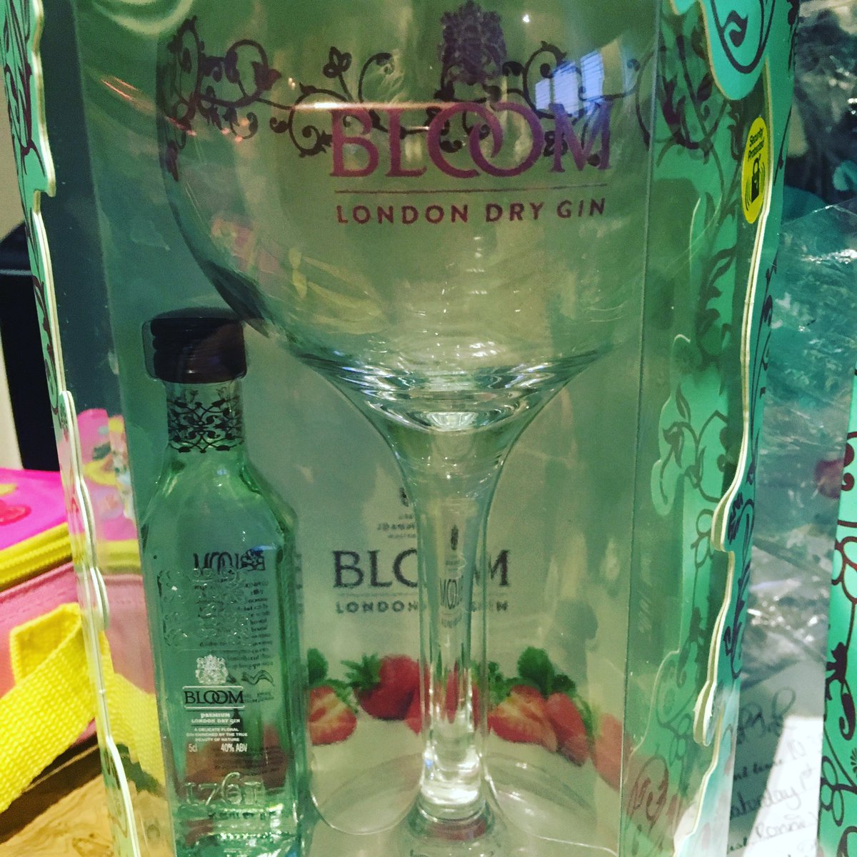 2kids2huskies's tweet image. Giving @BLOOMGin a try tonight! #g&amp;amp;t #gin #bloomgin