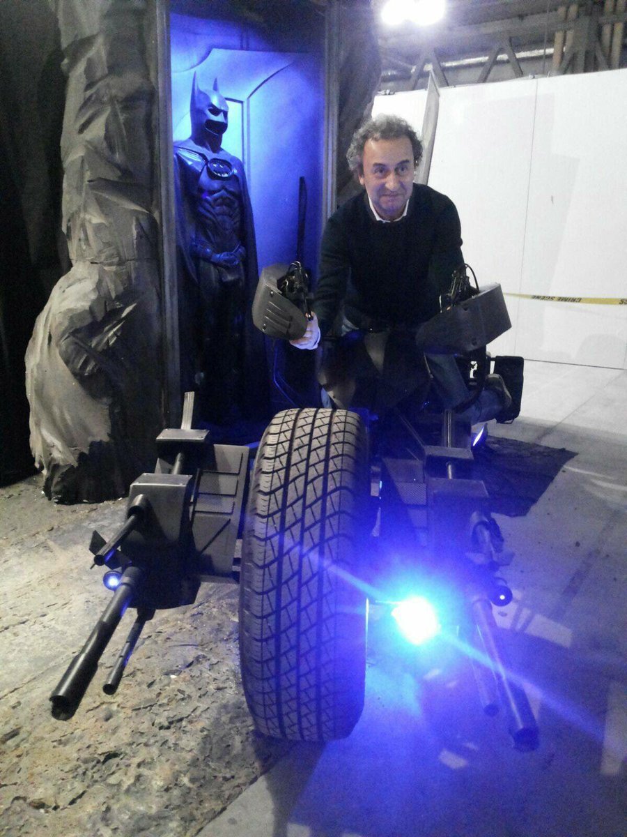 gala81's tweet photo. Il Ritorno del Cavaliere Oscuro! #BatRoberto #Cartoomics #GothamShadows (cc @nonleggerlo ) https://t.co/eHQEpP8Xmc