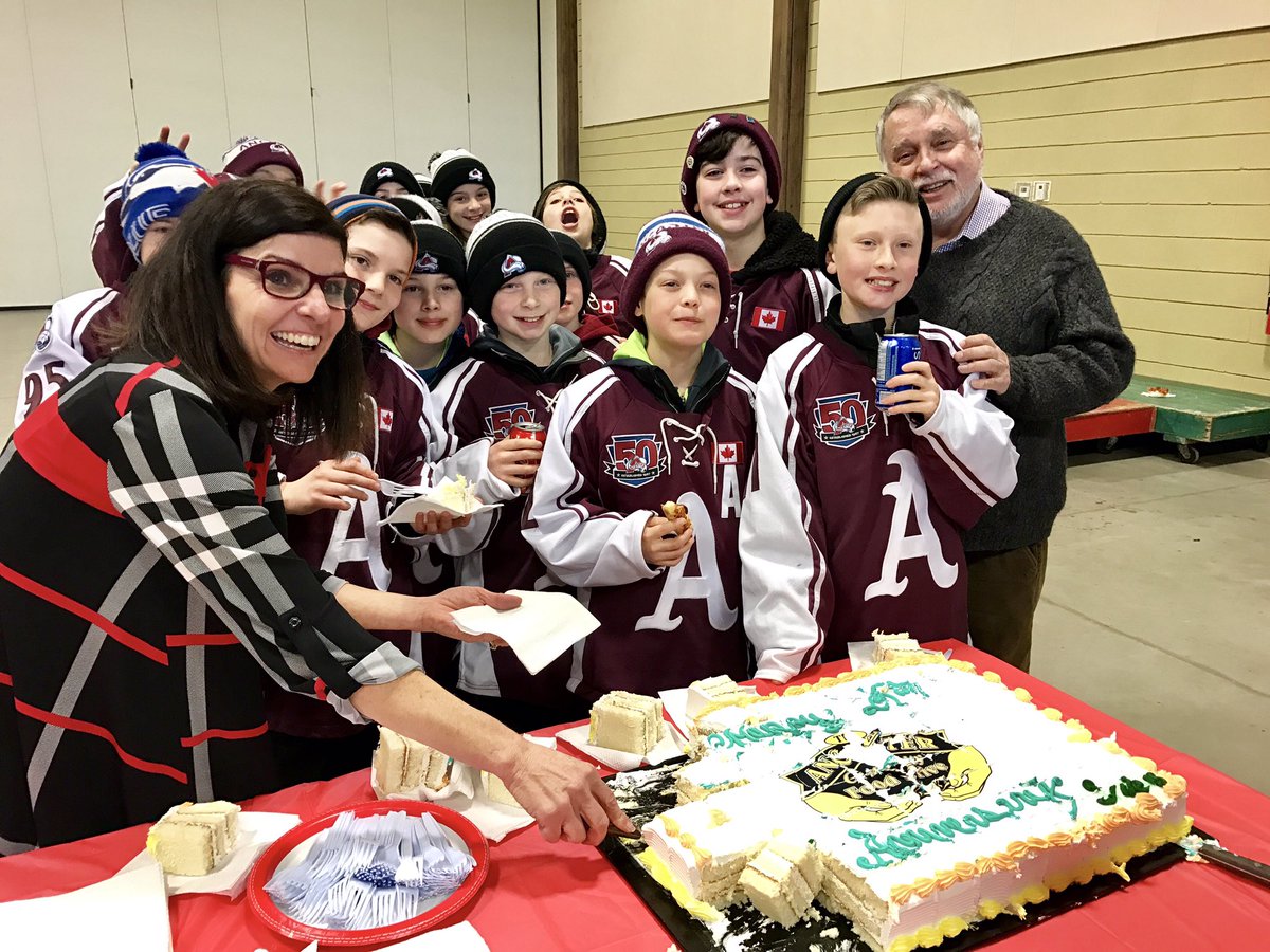 TedMcMeekin's tweet photo. This is what community, is. Thanks to all for donating their time, food, labour &amp; love at today's Ancaster Food Drive. Well done! #HamOnt https://t.co/s3wvhxNeeT