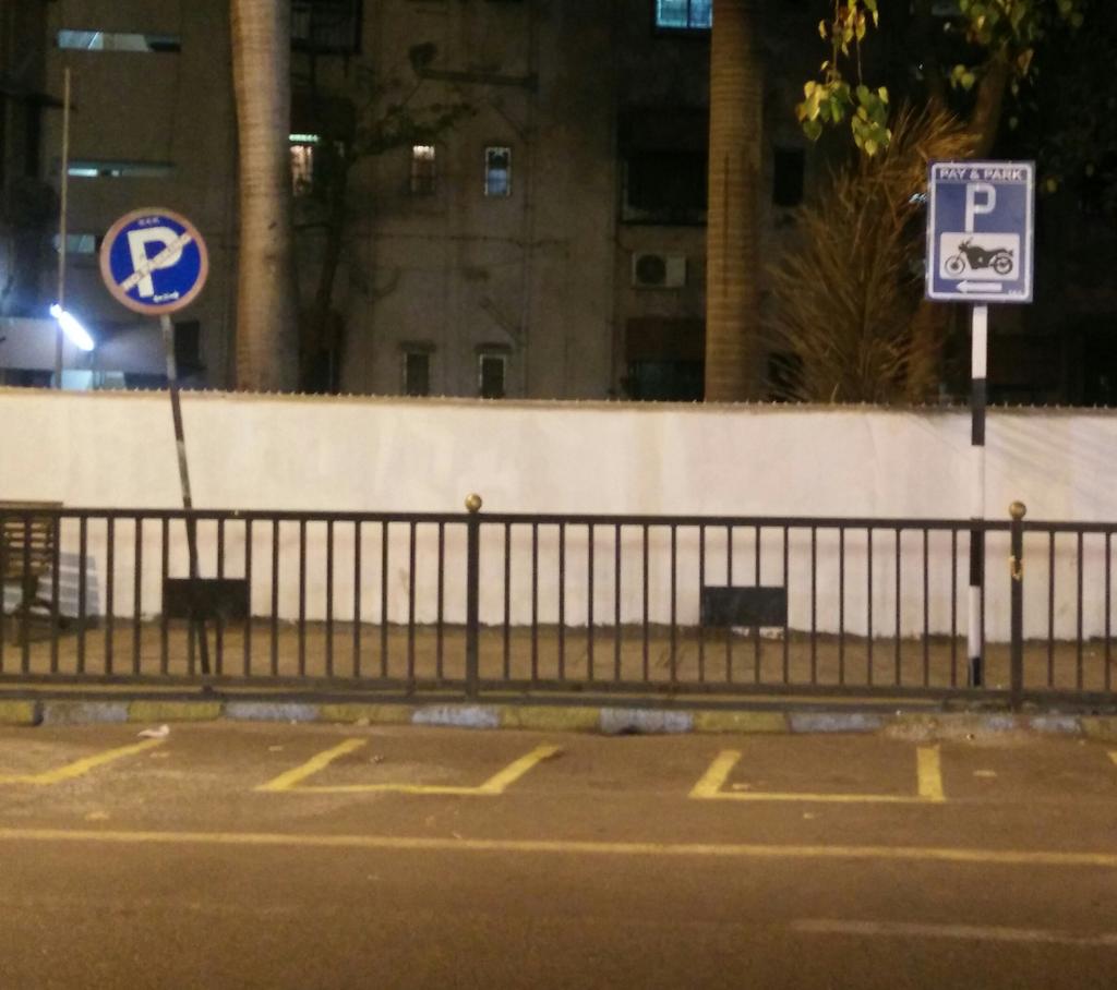 _NikhilG's tweet photo. Strange signs together.. Is it pay for #NoParking @ThaneCityPolice @ThaneTraffic #Panchpakhadi #PrashantCorner https://t.co/Sc06aLtlF8