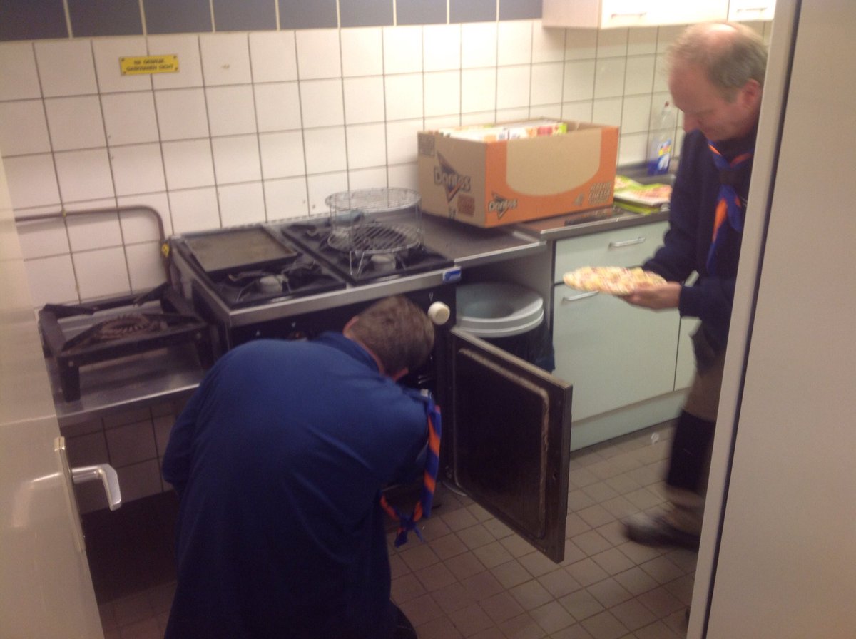 Driestromen's tweet photo. #iScout17 Team Driestromen is klaar voor de start. Aftrap met pizza's! https://t.co/HZnsejrj0u