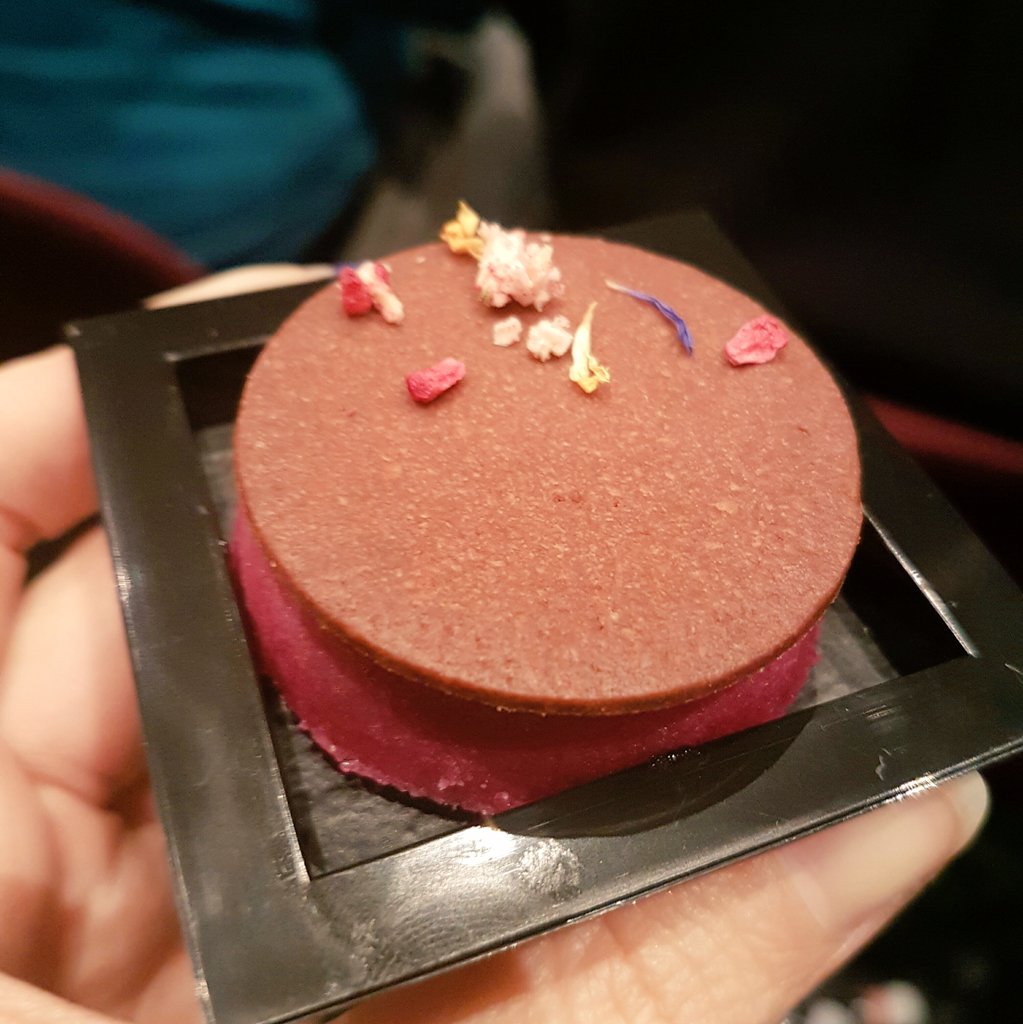 Cialda vegan a cioccolato e sorbetto di cavolo rosso fermentato e lampone di <a href="/diegocrosara/">diegocrosara</a> per #IGMI17