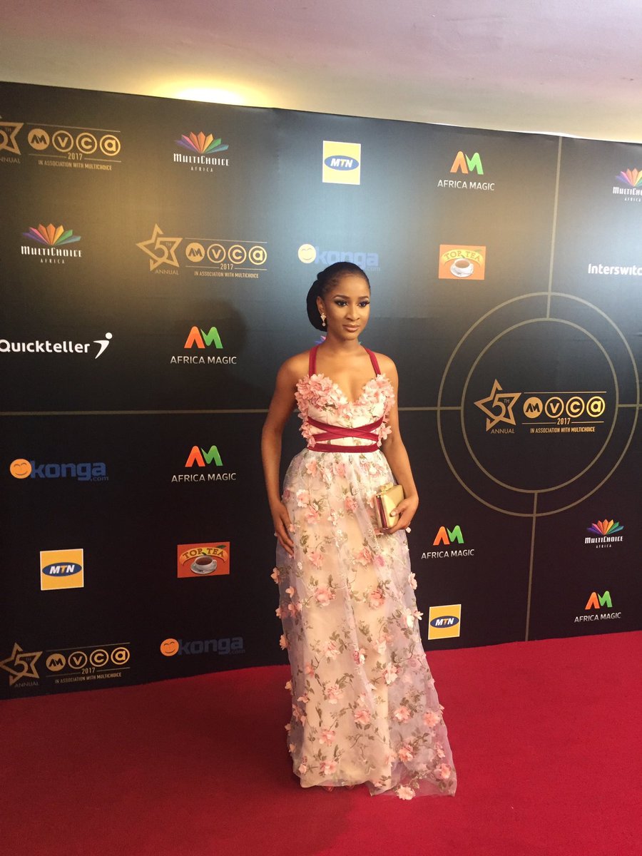 thatJNSQ's tweet photo. too much love for Adesuwa Etomi. what a doll 🌸🌸🌸

 #AMVCA 
#amvca2017 https://t.co/WzLU4AEG15