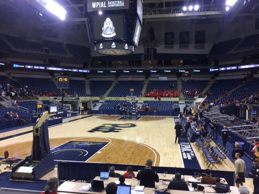 17Qvss's tweet photo. Student section's filling in 💪🏻 section 101 https://t.co/s6S9dD87Bx