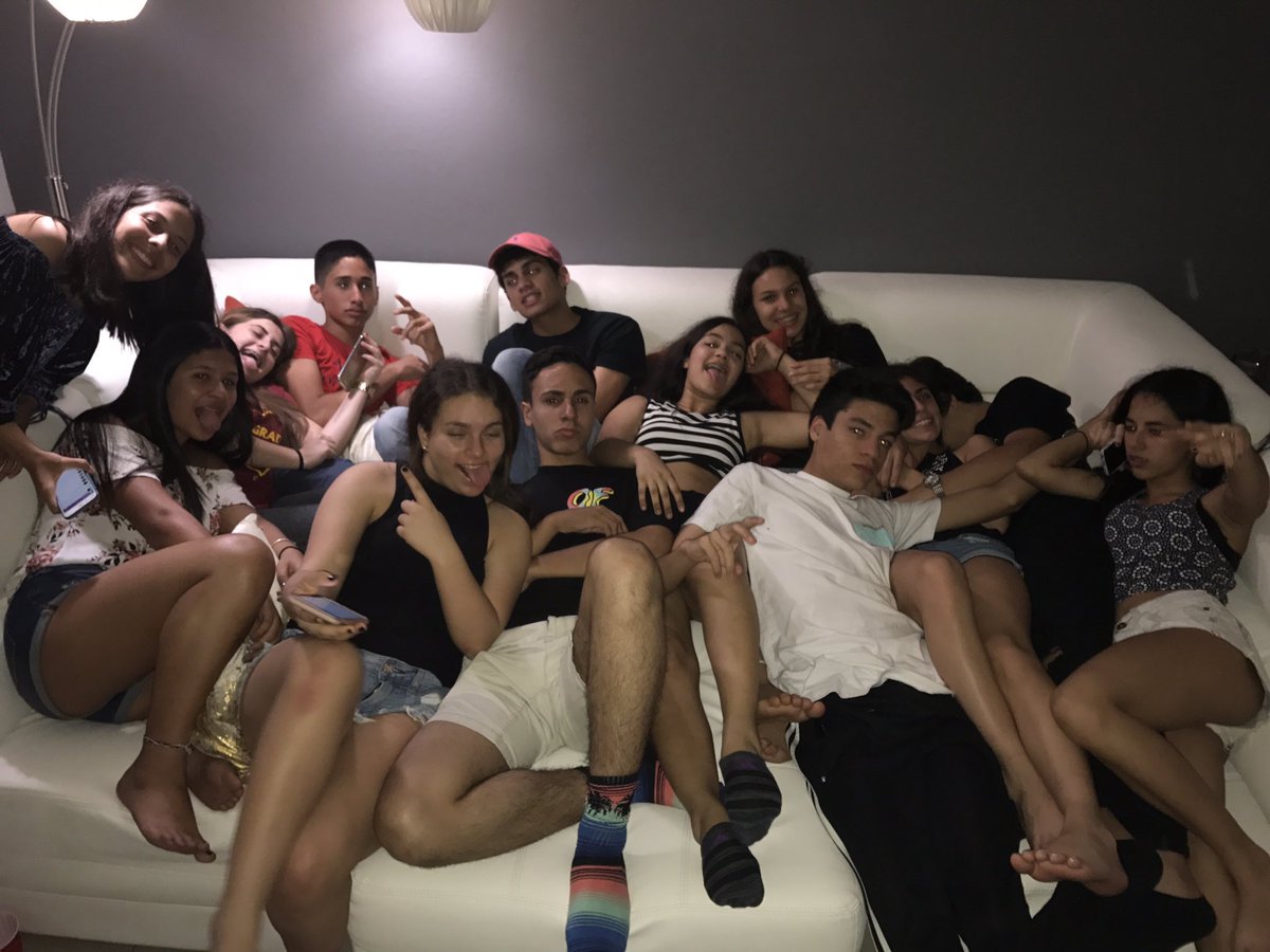 claudiatrm's tweet photo. pre-game/field day '17 🔥❤ #Chuupa @Gabrielamorla19 @liliaescalona @fernandommc09 https://t.co/y8eMHmlC9o