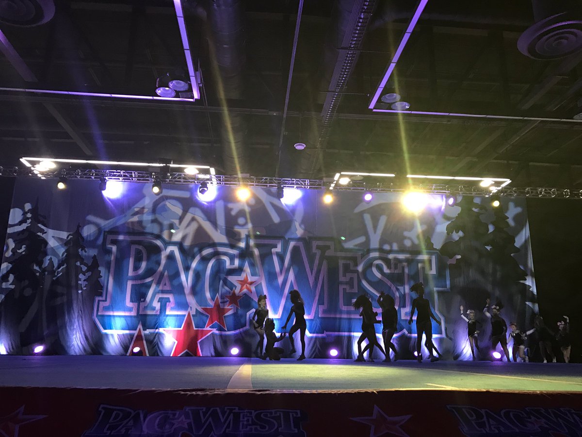 CheerForceSimi's tweet photo. #CheerForceRiot starts the day off with a HIT! Way to go little ladies❣️ #CheerForce #onenationundergreen https://t.co/HYYShCeDXg