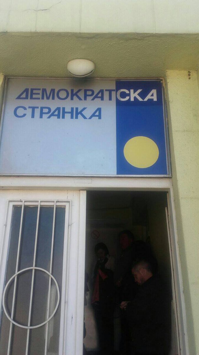 DemokrateKS's tweet photo. Krusevljani prikupili potpise u roku od nekoliko sati! https://t.co/JCkZCRFd5J