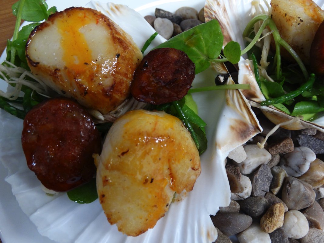 clavelshaybarn's tweet photo. A special starter tonight - seared #LymeBay scallops with chorizo, enoki mushrooms, watercress   @oliviercertain https://t.co/F93wRWz7xT