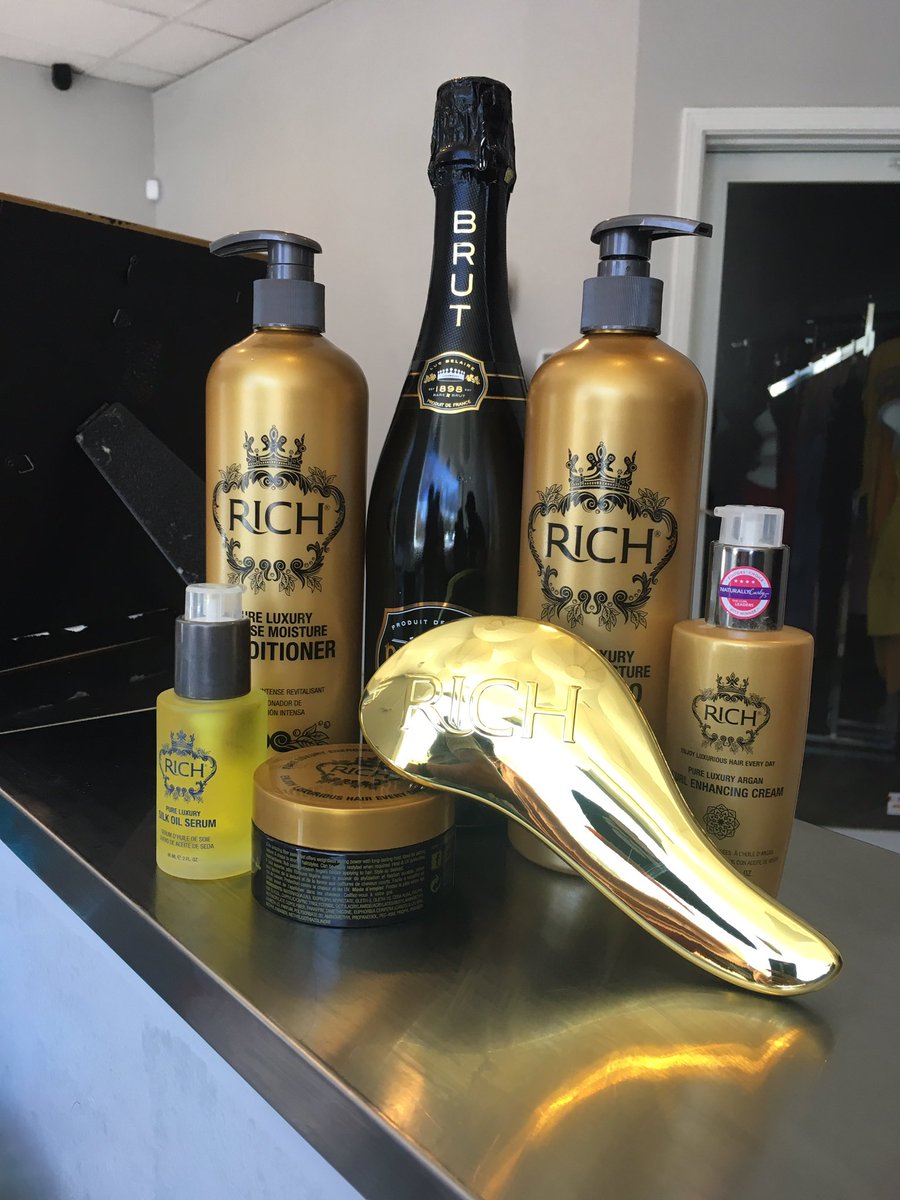 EMPRESSRAW's tweet photo. S/O to #cutcreaters for putting that @RichHairCare on display 💙👑💙 https://t.co/WPg2g31UoI