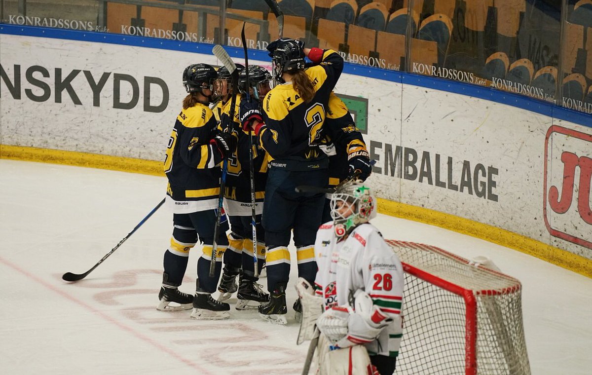 HV71's tweet photo. Matchen är slut! @HV71damlag besegrar Modo med 3-1 och är klara för semi. Asserholt, Hakala och Rask målskyttar. #HV71 https://t.co/0W6NI58Eod
