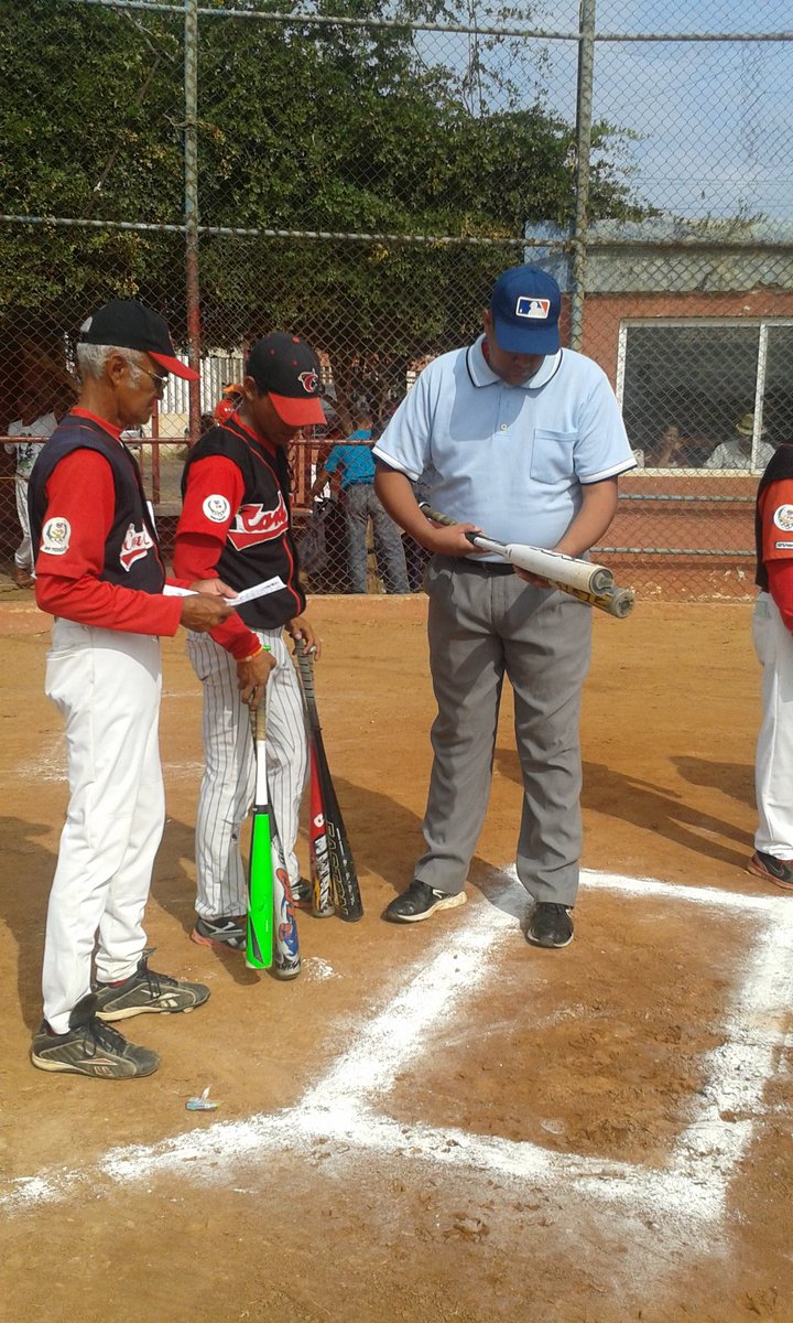 pequenasligasve's tweet photo. Todo listo y se escucha la voz de PLAY BALL en la #FinalSeniorPL entre Cardenales y San Francisco https://t.co/jZH7tCCXbW