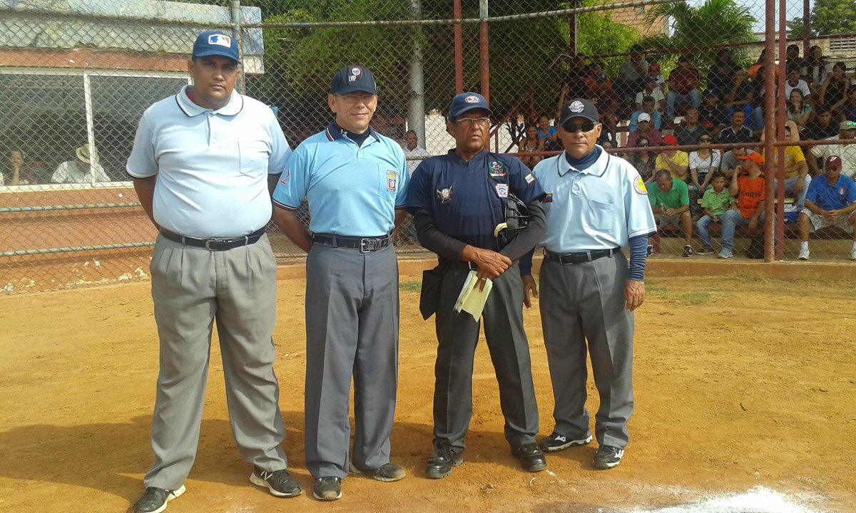 pequenasligasve's tweet photo. Todo listo y se escucha la voz de PLAY BALL en la #FinalSeniorPL entre Cardenales y San Francisco https://t.co/jZH7tCCXbW