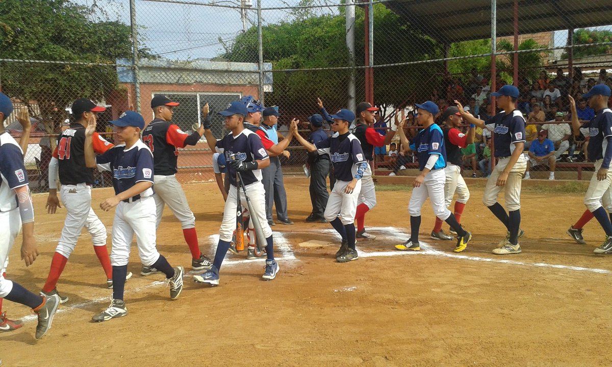 pequenasligasve's tweet photo. Todo listo y se escucha la voz de PLAY BALL en la #FinalSeniorPL entre Cardenales y San Francisco https://t.co/jZH7tCCXbW