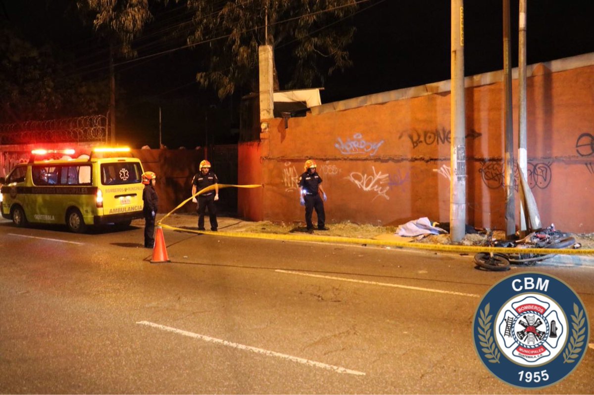 T13Noticias's tweet photo. Mujer motorista fallecida por múltiples traumas en Calzada Atanasio Tzul y 32 calle, zona 12. https://t.co/GgCxSi2ego