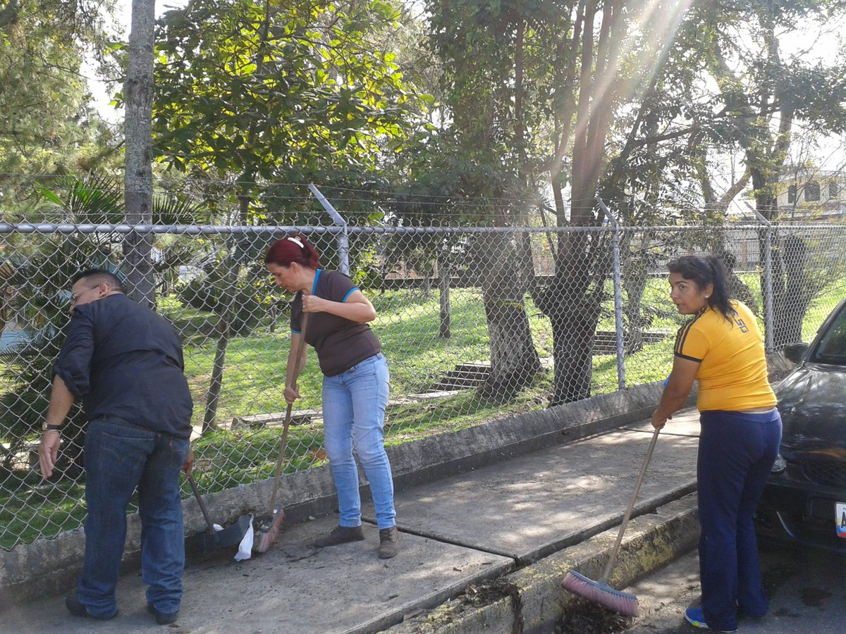 DeboraMedinaVi1's tweet photo. Jornada  limpieza U.E. “DEBORA MEDINA VIVAS” Ayacucho @NicolasMaduro @JauaMiranda #PlandeMantenimientoEscolar @SilvaEleazarL @ContactoFede https://t.co/bQTBXF3kmq