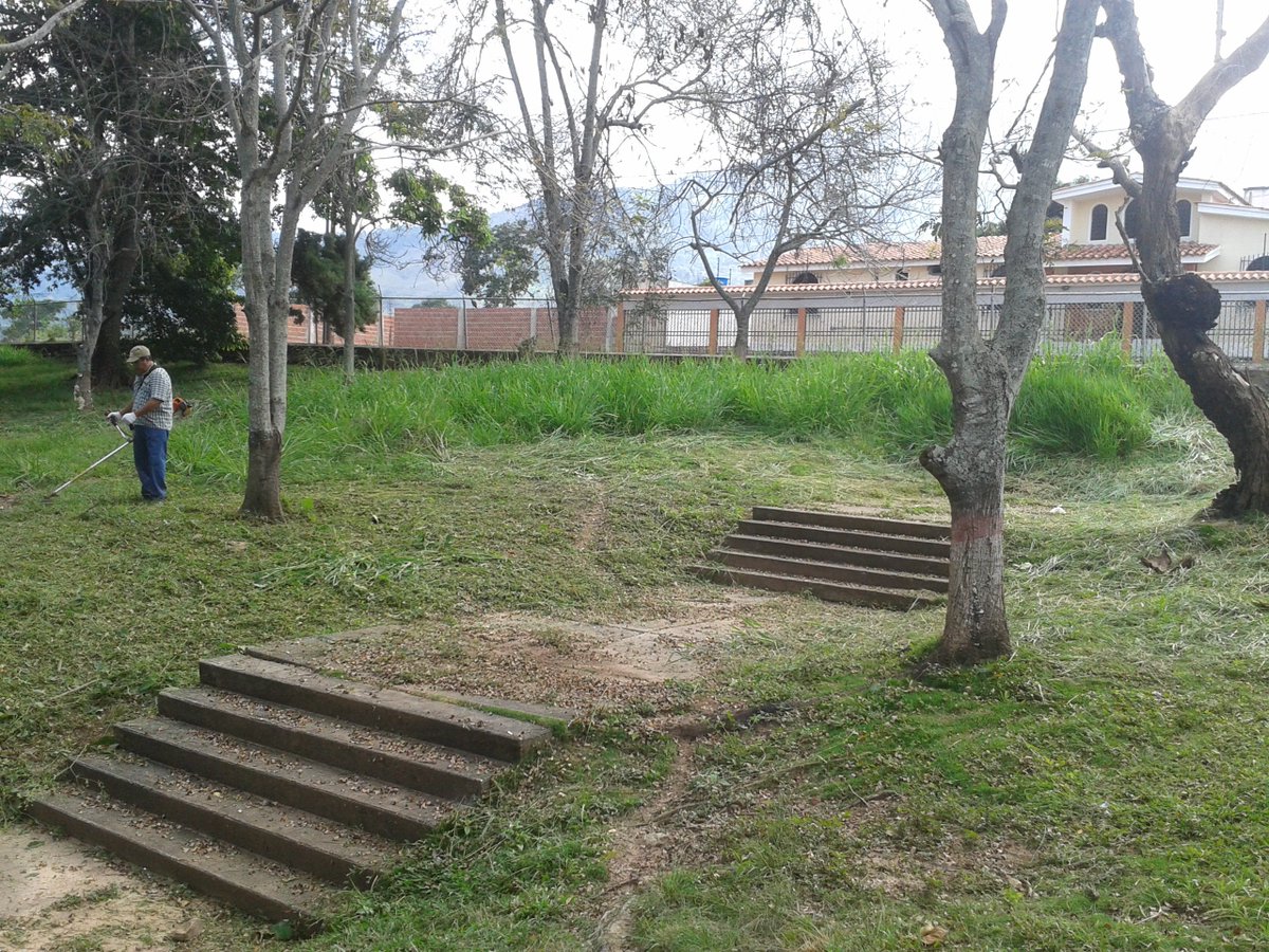 DeboraMedinaVi1's tweet photo. Jornada  limpieza U.E. “DEBORA MEDINA VIVAS” Ayacucho @NicolasMaduro @JauaMiranda #PlandeMantenimientoEscolar @SilvaEleazarL @ContactoFede https://t.co/bQTBXF3kmq