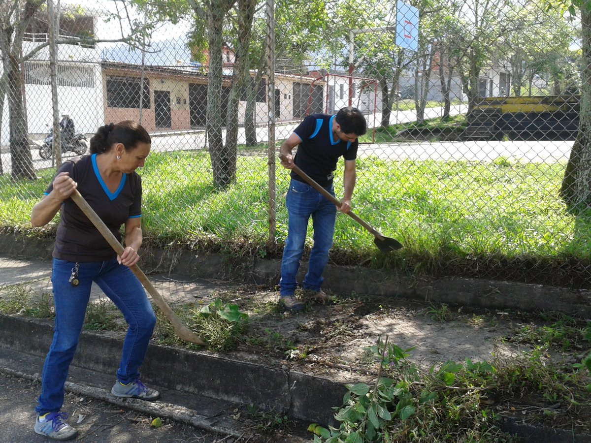 DeboraMedinaVi1's tweet photo. Jornada  limpieza U.E. “DEBORA MEDINA VIVAS” Ayacucho @NicolasMaduro @JauaMiranda #PlandeMantenimientoEscolar @SilvaEleazarL @ContactoFede https://t.co/bQTBXF3kmq