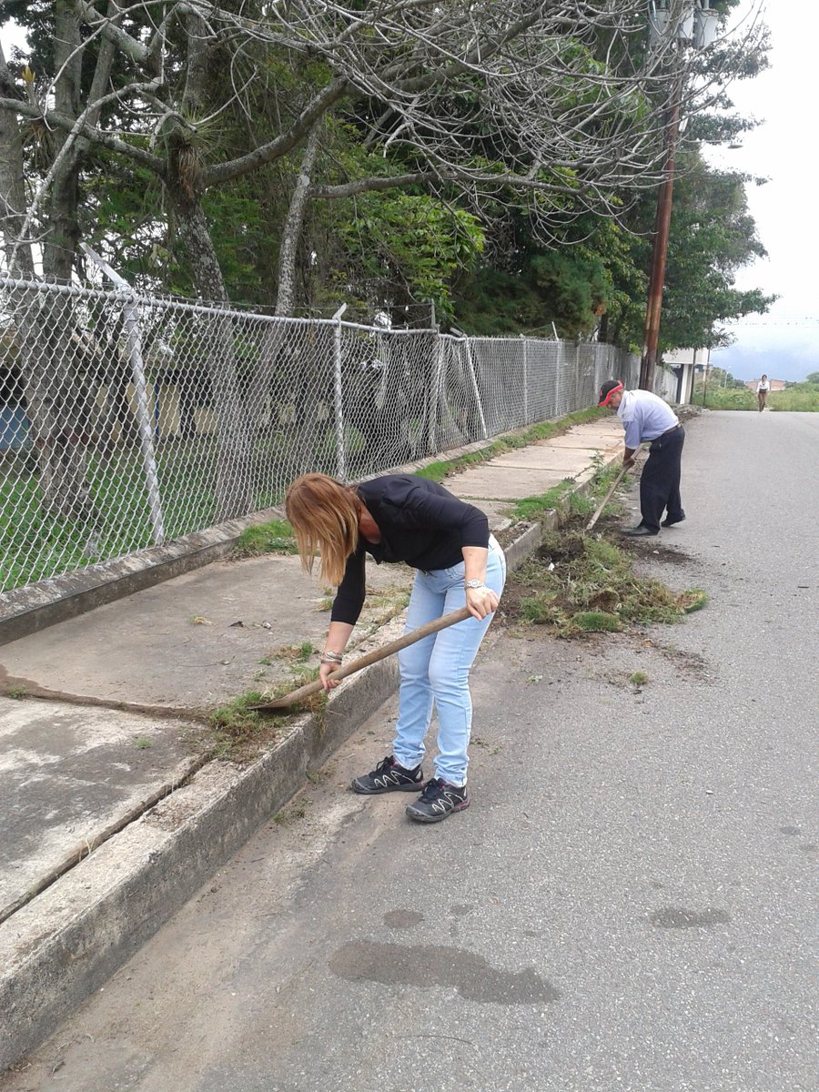 DeboraMedinaVi1's tweet photo. Jornada  limpieza U.E. “DEBORA MEDINA VIVAS” Ayacucho @NicolasMaduro @JauaMiranda #PlandeMantenimientoEscolar @SilvaEleazarL @ContactoFede https://t.co/bQTBXF3kmq
