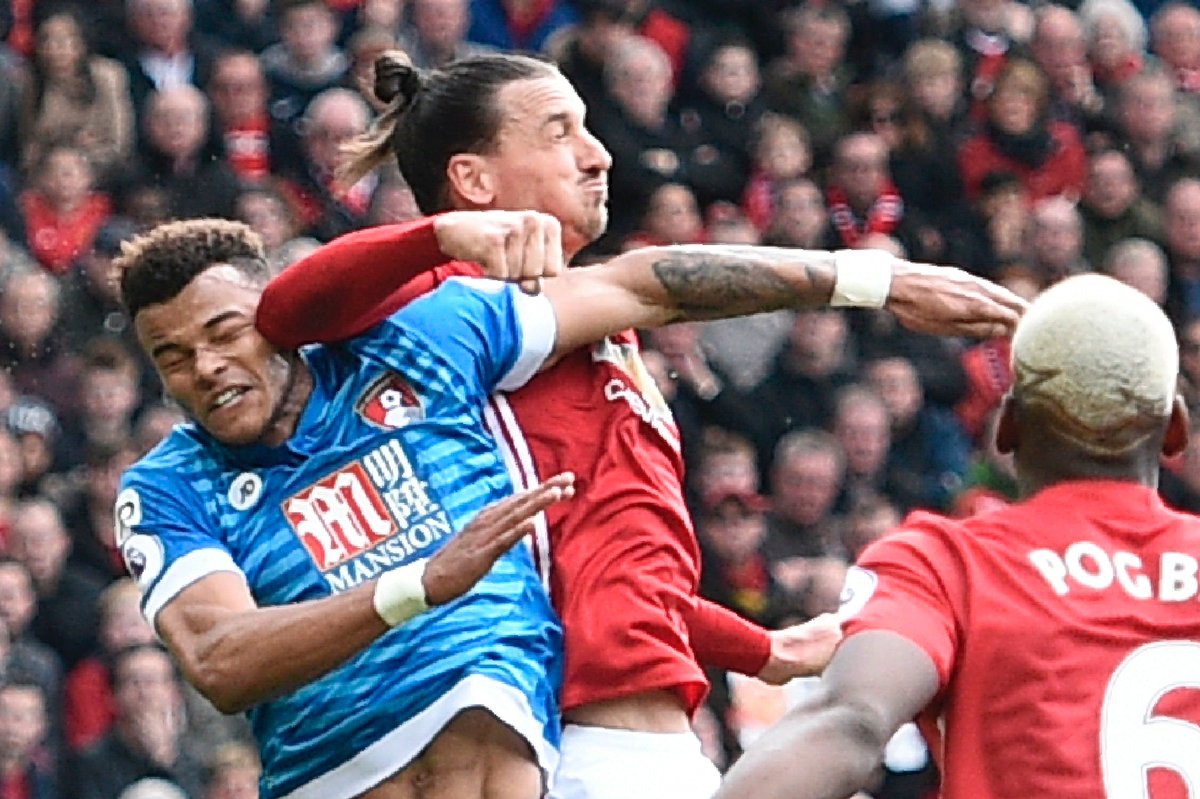 ESPNBrasil's tweet photo. Pisão daqui, cotovelada de lá!
Duelo pesado entre Ibrahimovic e Mings em Manchester United x Boutnemouth!

 #PremierLeagueSóNaESPN https://t.co/TI8Wk86XzG