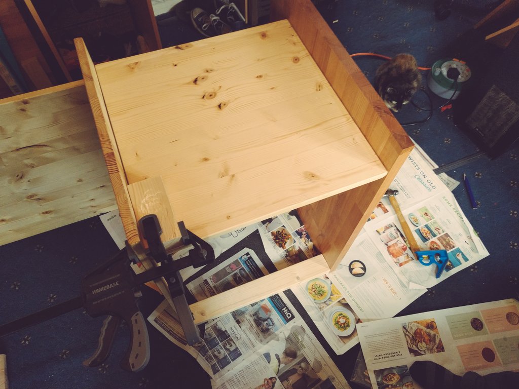 Illizian's tweet photo. #DeskProject Update:
It's beginning to look a lot like _a desk_ πΆ https://t.co/88eZlxCkZj