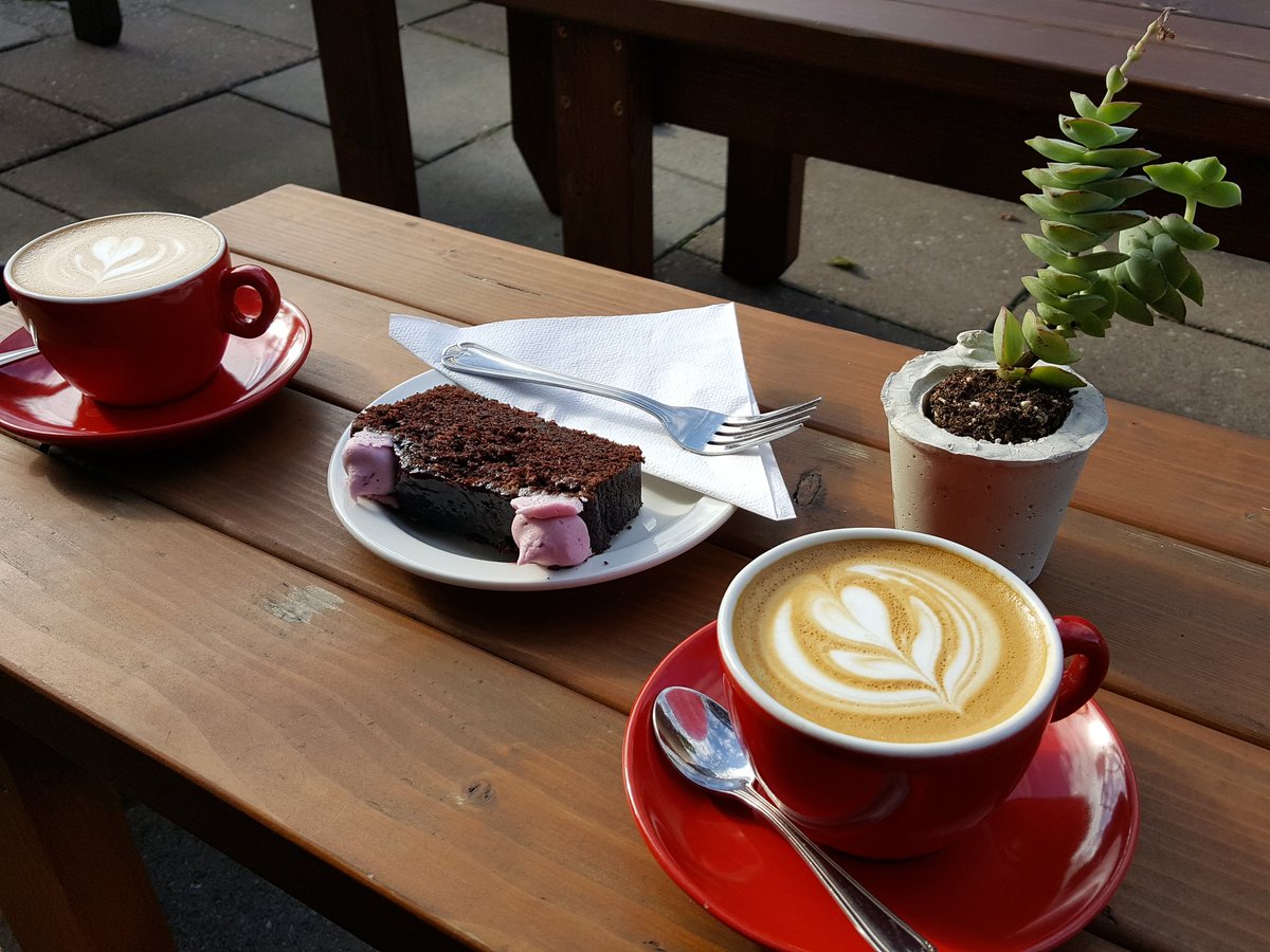 _narj_'s tweet image. #Flatwhite and Guiness cake in the sun! @UPespressobar