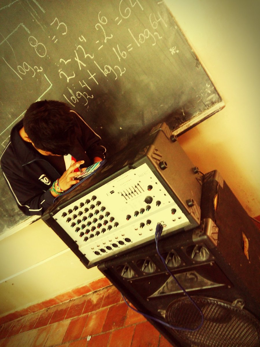 DanielZ67510409's tweet photo. Probando los equipos para comenzar  con la radio del caj 3150. Nuevo ciclo, nuevos amigos, nuevos tiempos. Trabajo en equipo.#SOMOSCAJ https://t.co/HpOXiszhYs