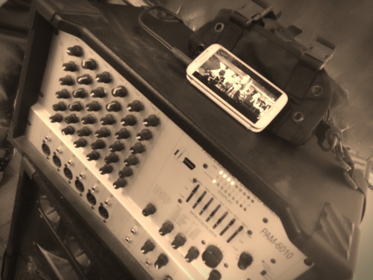 DanielZ67510409's tweet photo. Probando los equipos para comenzar  con la radio del caj 3150. Nuevo ciclo, nuevos amigos, nuevos tiempos. Trabajo en equipo.#SOMOSCAJ https://t.co/HpOXiszhYs