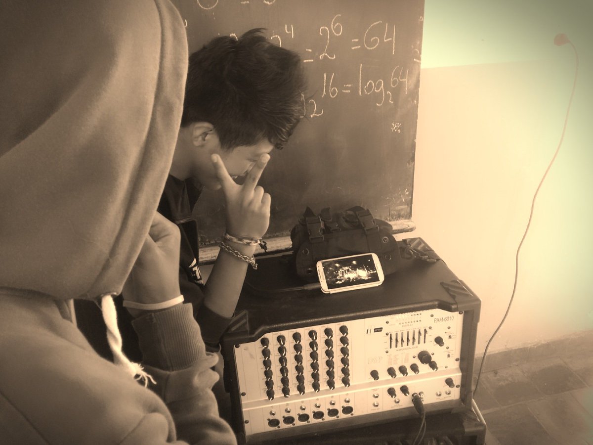 DanielZ67510409's tweet photo. Probando los equipos para comenzar  con la radio del caj 3150. Nuevo ciclo, nuevos amigos, nuevos tiempos. Trabajo en equipo.#SOMOSCAJ https://t.co/HpOXiszhYs