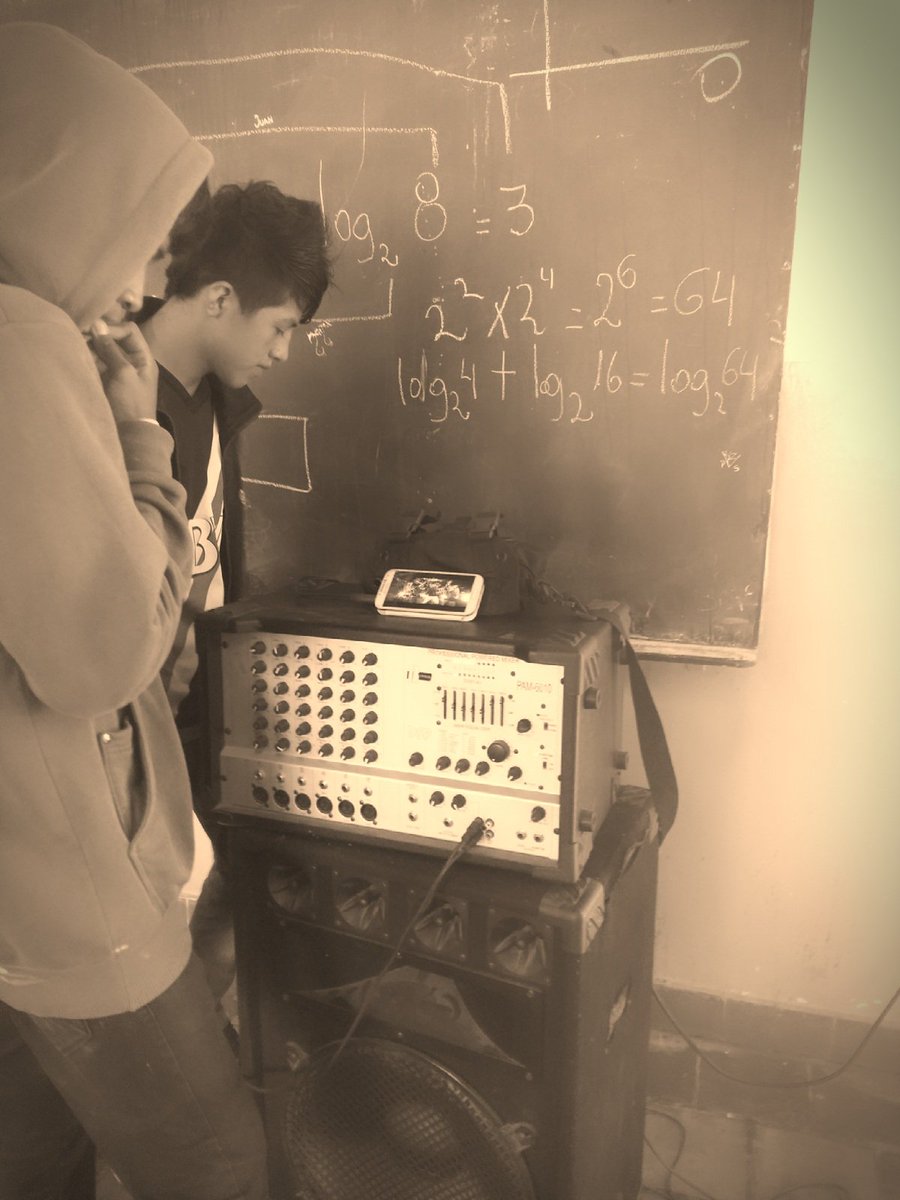 DanielZ67510409's tweet photo. Probando los equipos para comenzar  con la radio del caj 3150. Nuevo ciclo, nuevos amigos, nuevos tiempos. Trabajo en equipo.#SOMOSCAJ https://t.co/HpOXiszhYs