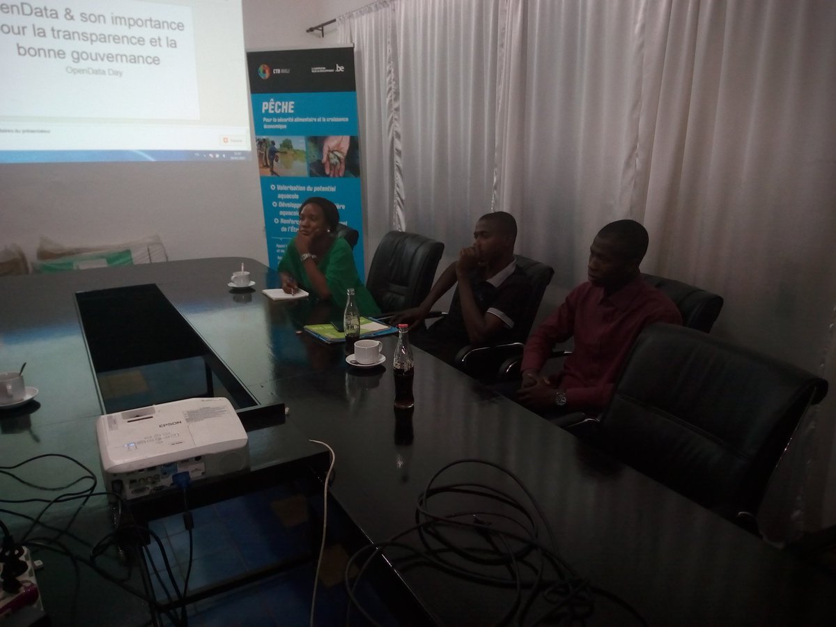 Honorable_Nath's tweet image. Échanges fructueuses ds le local @BTC_Belgium sur les enjeux  #OpenData &amp;amp; leur nécessité pr la bonne gouvernance 
#OpenDataDay2017 #team223