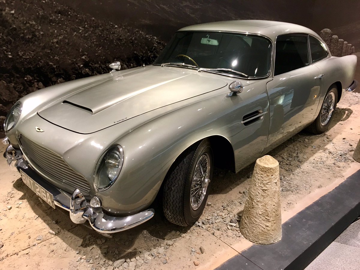 jwgbeech's tweet photo. Fantastic collection of #JamesBond @007 props #costumes #models on display in #Designing007: Fifty Years of Bond Style @BurjKhalifa #Dubai https://t.co/zBaHC7h4ty
