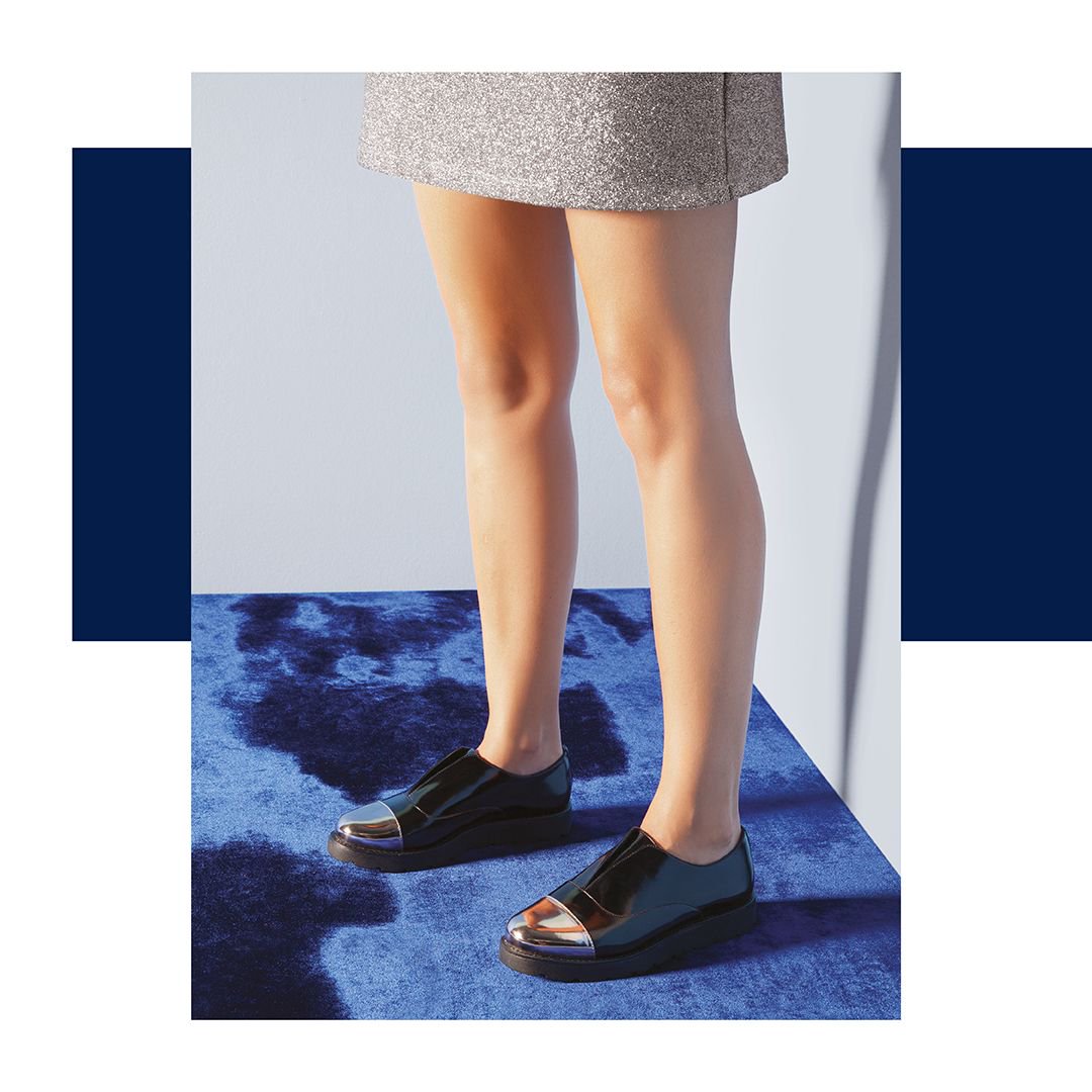 Arezzo's tweet photo. Crie contrapontos no seu look: saia curtinha e tomboy com jeitão masculino. O verniz e o metalizado dão um charme extra! #prefallarezzo https://t.co/GfeYrVqhcj