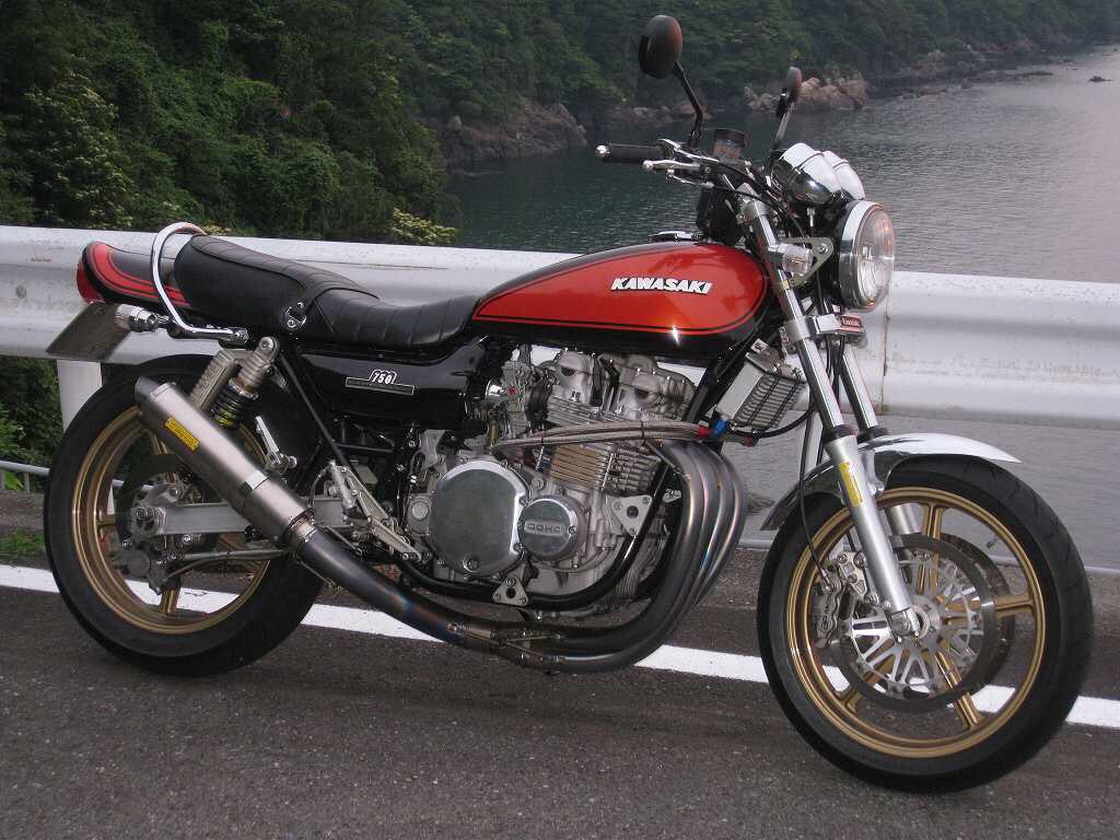 バイクを紹介していく向井拓海 いっちばん最初に紹介するバイクはやっぱこれだな Kawasakiの750rs 通称zii 1973 1978年の間に製造された伝説の中の伝説 といったバイクだな Z2e型型 746cm3 空冷4ストロークdohc2バルブ並列4気筒 色々語りたいけど