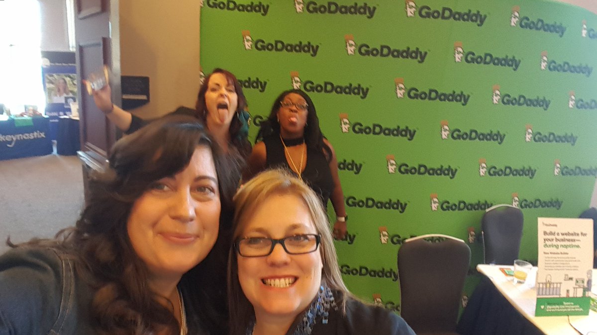 AngelaKafadar's tweet photo. Photo bomb @GoDaddy @TheMompreneurTM #MompConf #mytribe https://t.co/LyPu1JbU8O