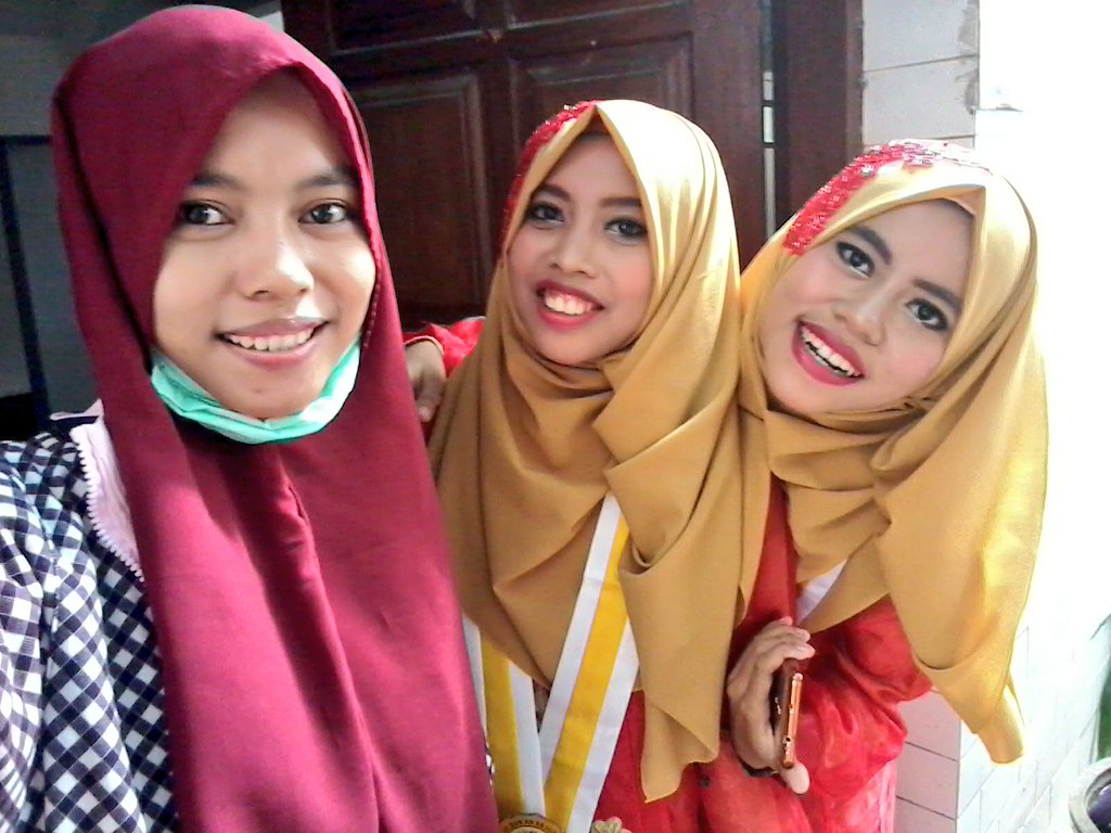 Ini lho rek arek <a href="/ForsikabanuYK/">ForsikabanuJogja</a> alumni banat 12' yg besok di 9 maret manggung khatam 30 juz bilkhifdzi. (Adalah Diah dan a'yun kana) 😂😂😂