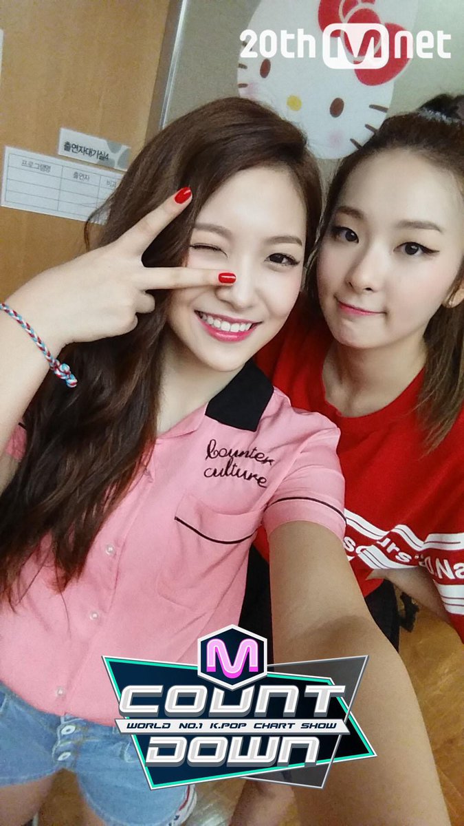 KSGUpdates's tweet photo. selca buddies 🐻🐢 #HappyYeriDay https://t.co/JDzi1cXZ9Z
