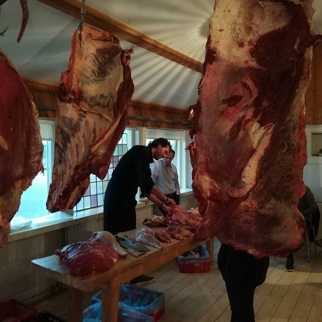 Slager <a href="/uwmeesterslager/">Arend ten Wolde</a> beent een runderschouder uit. ift.tt/2m7O29G