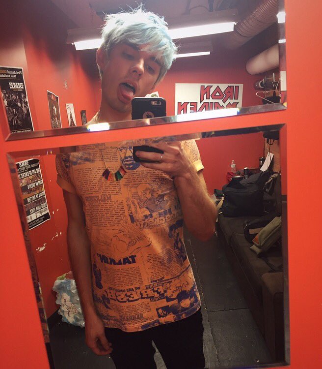 IRON MAIDEN POSTER IN THE BACK GOT ME FEELIN SOME KINDA WAY TBH